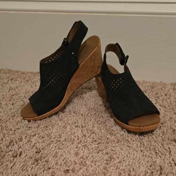 Rockport Womens Black Wedge Peep Toe Wedges EUC Size 7.5 (Bin 1) - Picture 1 of 10